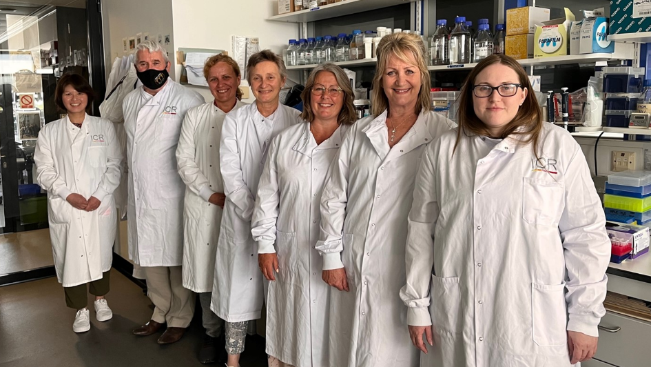 945 x 532 robs-arttt-team-in-the-laboratory