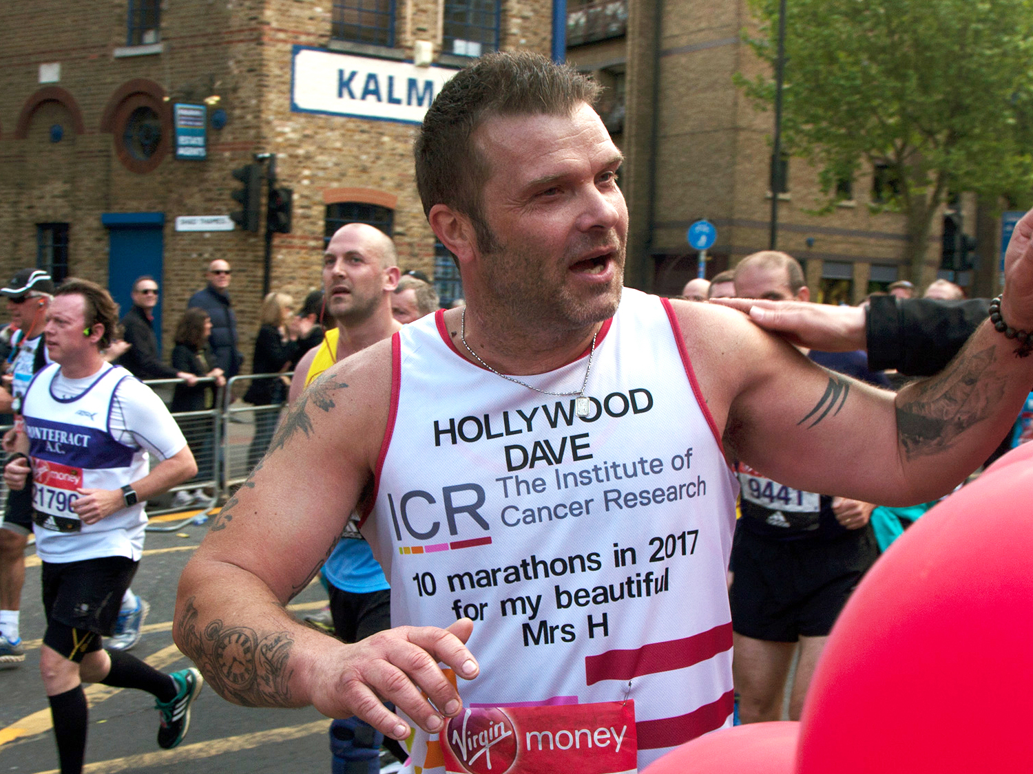 Dave Griffiths running past the ICR cheer point at the 2017 London marathon