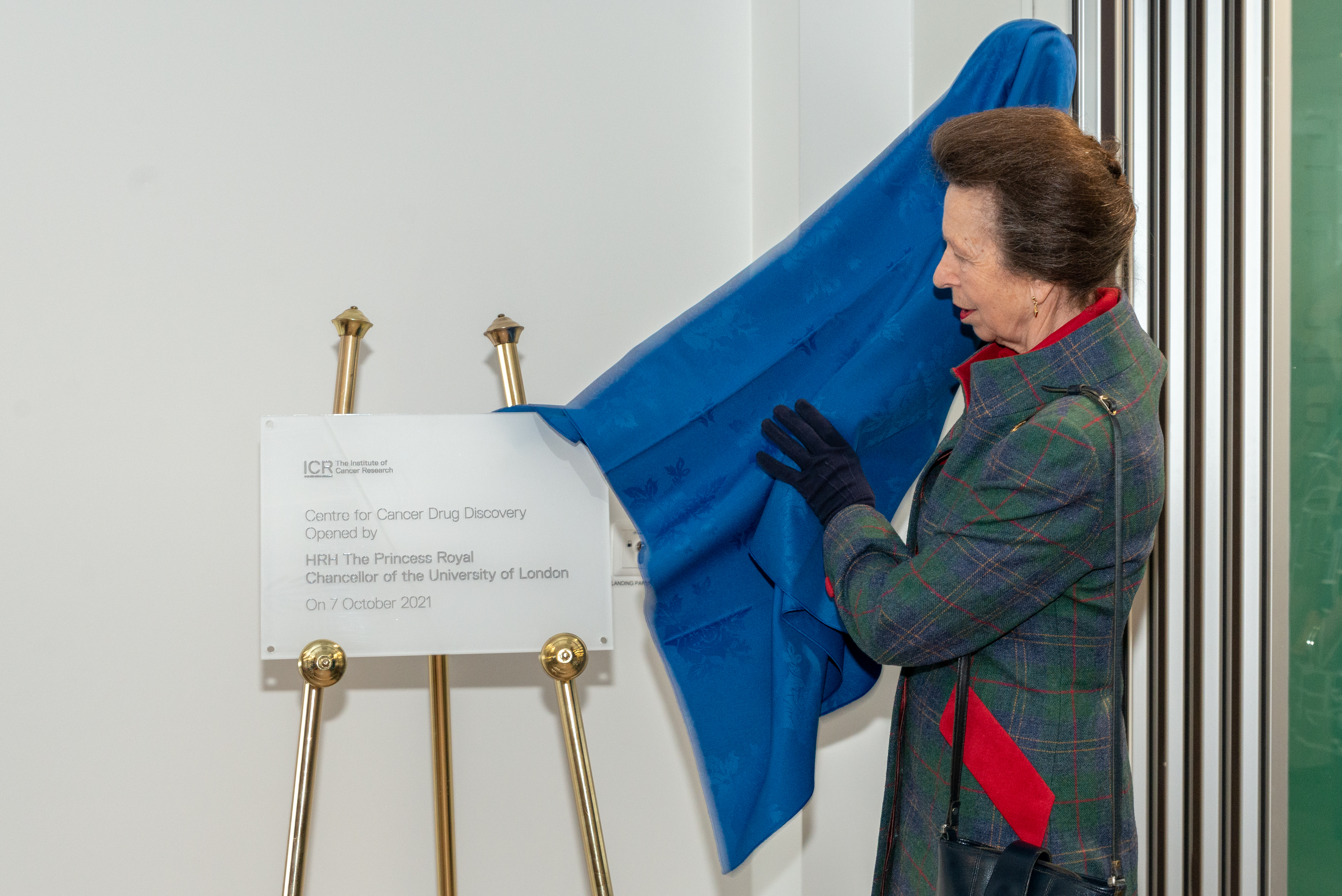 HRH unveiling plaque to commemorate the opening of the Centre for Cancer Drug Discovery